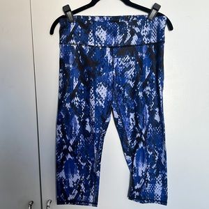 ALO Yoga capri snakeskin print leggings, size small